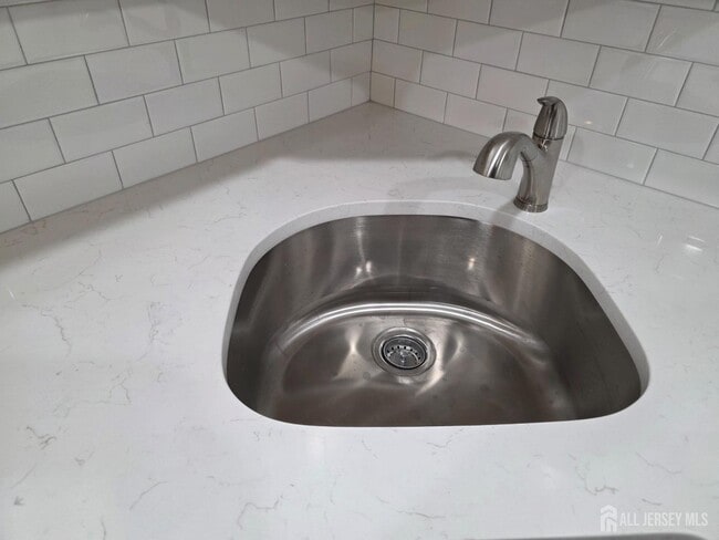 Building Photo - 93 Player Ave