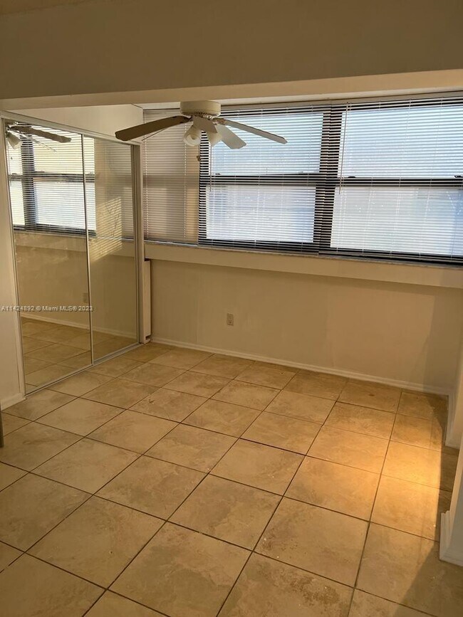 Building Photo - 2000 Biarritz Dr