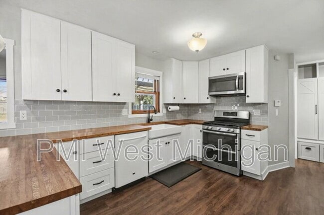 Building Photo - 6593 Crownpointe Dr SW