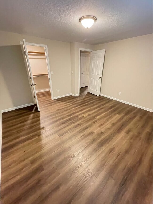 Building Photo - 9279-9281 N Fox Pointe Ct