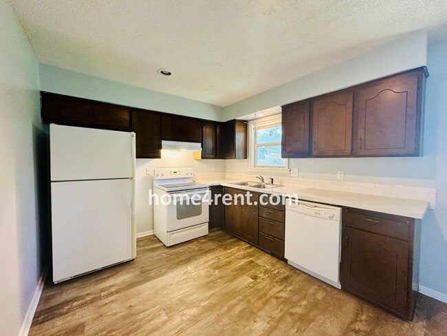 Building Photo - Raised Ranch Style Home in KCK w/ a Finished Basement and Conveniently Located Near I-635!