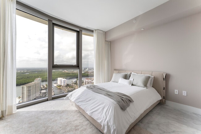 Building Photo - 15701 Collins Ave