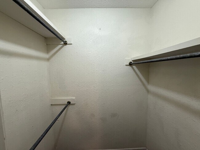 Building Photo - Three bedroom Duplex, Fenced Yard, Quiet N...