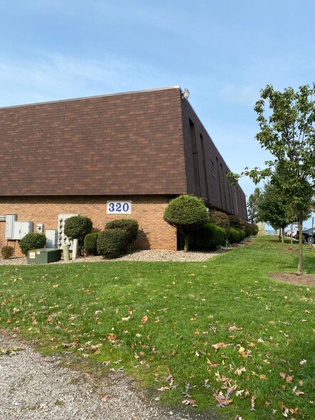 Primary Photo - Ashwood Townhomes