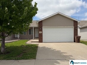 Building Photo - Cozy 4-Bed, 2-Bath Townhome in Northeast Lincoln