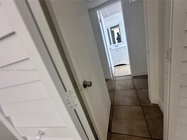 Building Photo - 13685 NE 10th Ave