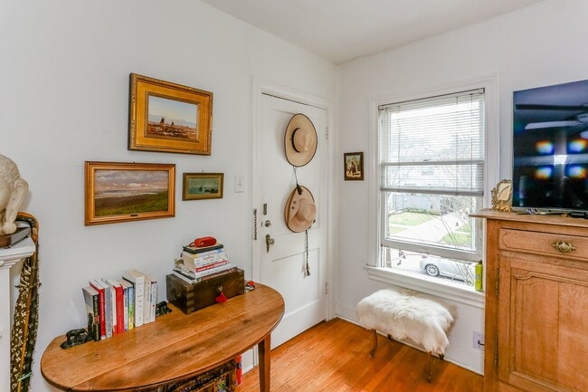 Building Photo - 1740 Banks St