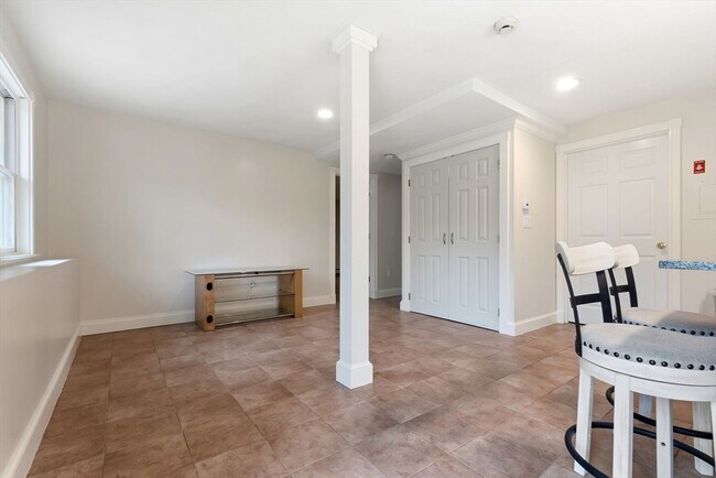 Building Photo - 5 St Anthonys Ln