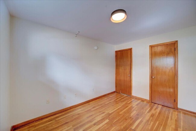 Building Photo - 3 Bedroom Apartment in Burlington VT Avail...