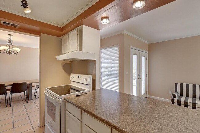 Building Photo - 13809 Suntan Ave