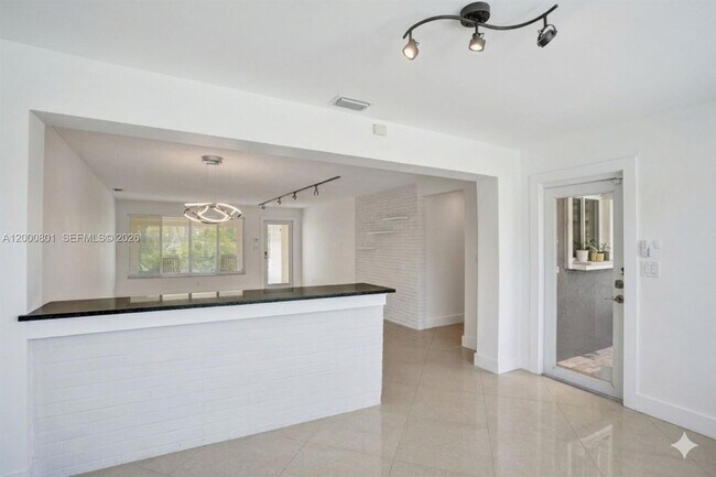 Building Photo - 417 NE 29th St