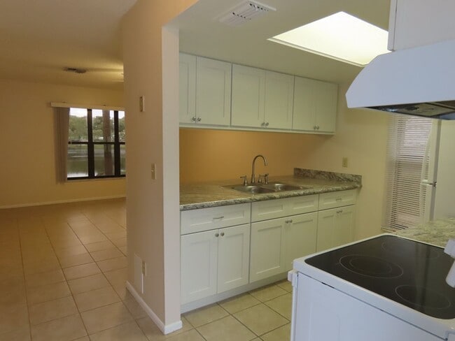 Building Photo - Sunnyside Lakeview 2br/2ba Apartment