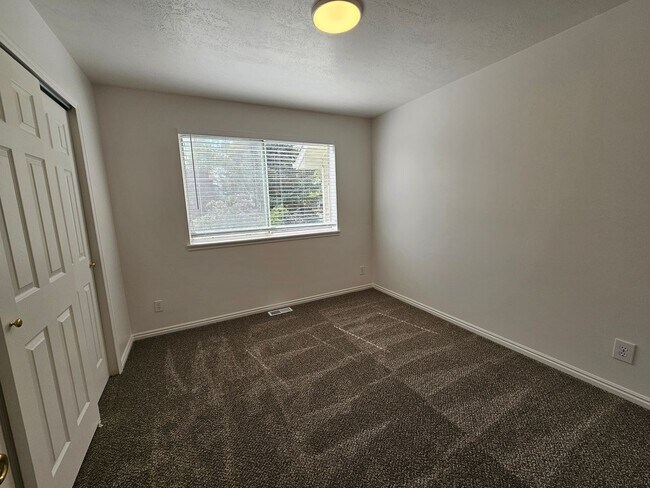 Building Photo - Beautifully Remodeled 4 Bed / 2 Bath Home in Stansbury Park