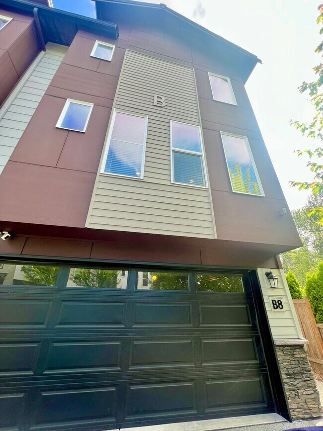 Building Photo - Exceptional 4 Bed 3 Bath Townhome on corner lot. One months rent free!!