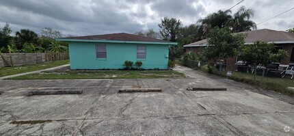 Building Photo - SPACIOUS 2 BEDROOM 1 BATH DUPLEX LOCATED I...