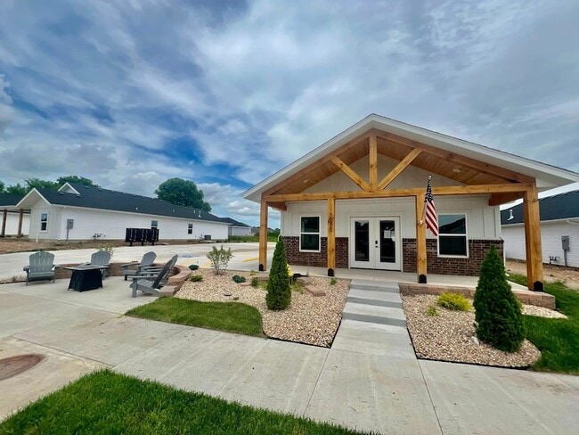 Building Photo - 923 N Blake Ave