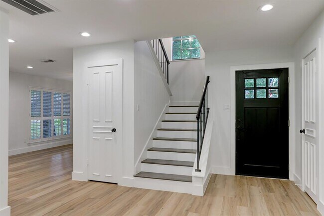 Building Photo - 6 Starviolet St