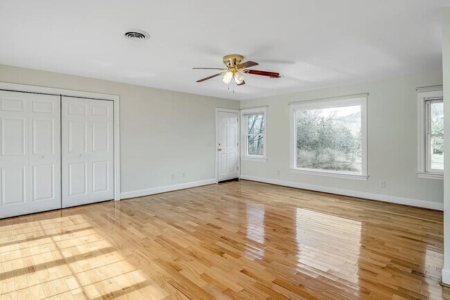 secondary living area - 3245 Kings Ln