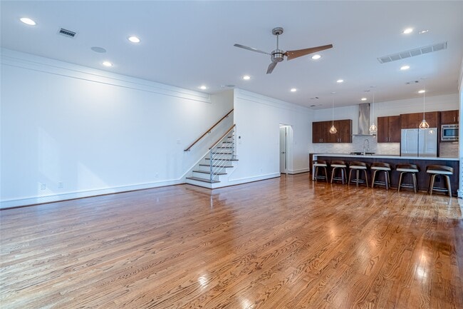 Building Photo - 5321 Lillian St