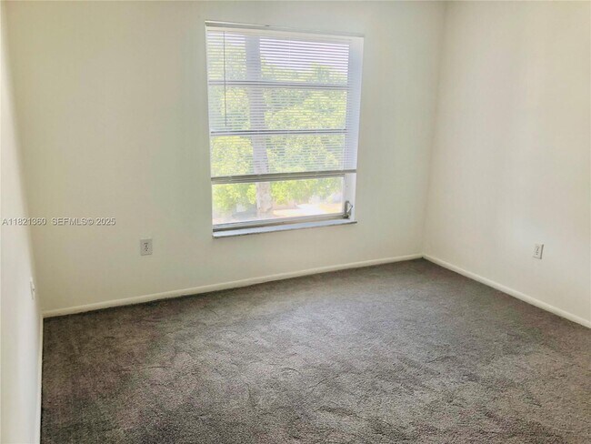 Building Photo - 1595 NE 135th St