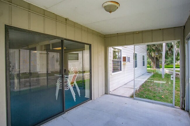 Building Photo - 1045 N Cres Dr