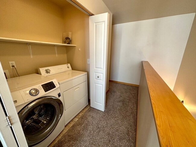 Building Photo - Opportunity in Broadwater Court Community