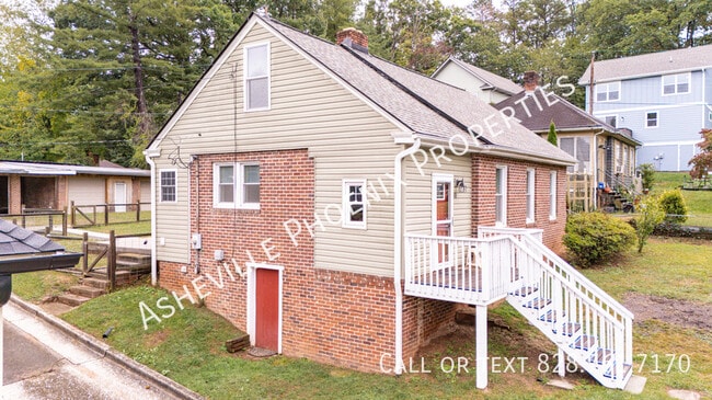 Building Photo - 10 Enka Oak St