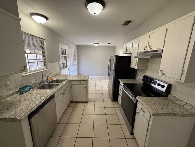 Building Photo - 3128 Sunset Dr