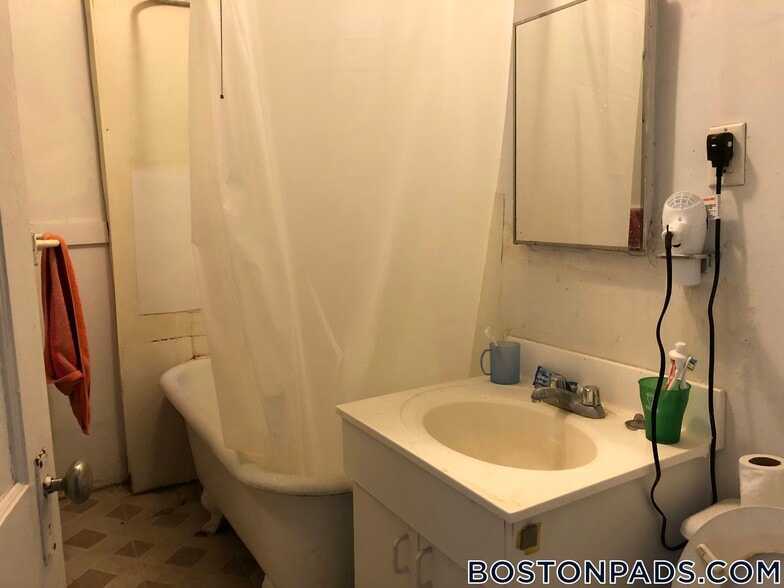 Building Photo - 463 Park Dr