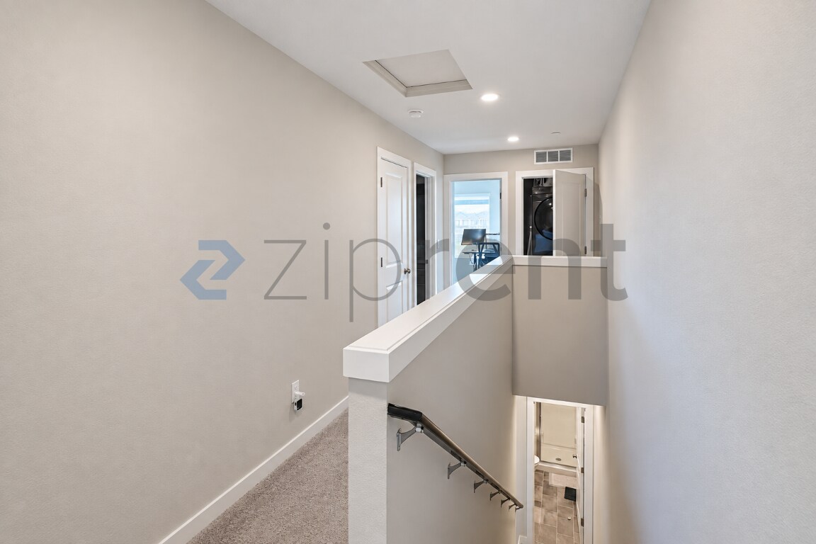 Building Photo - Unit G