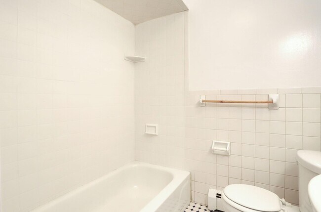 Building Photo - 28 Spruce St