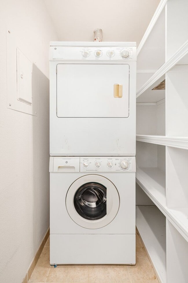 Building Photo - 1/2 off First month's rent! Beautifully updated Ground Floor 2 Bedroom 1 Bath Water/Sewer/Garbage...