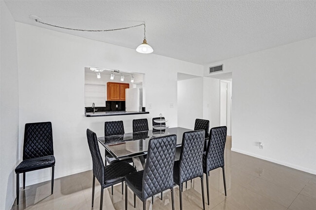 Building Photo - 5140 SW 40th Ave