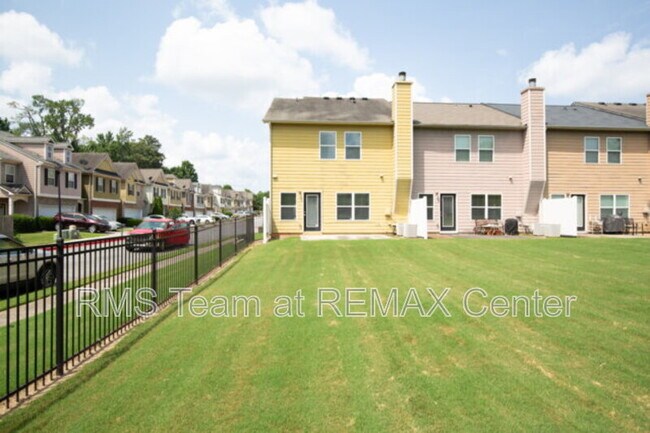 Building Photo - 45 Providence Oak Ct SE