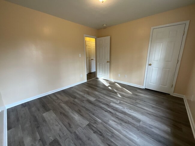 Building Photo - 3 Bedroom Home in Greensboro-Available Now to View! Updated Home