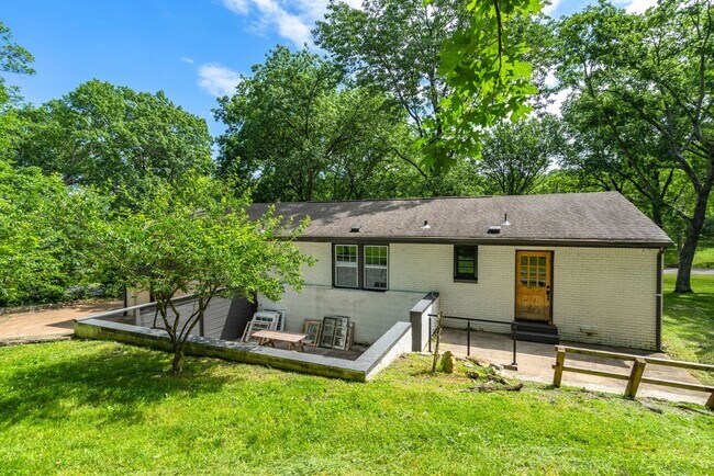 Building Photo - Amazing 3BE/2BA home in the West Meade & Hillwood Estates area!