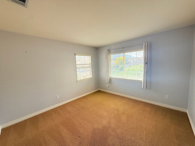 Building Photo - Spacious 4-bedroom, 3-bathroom home in New...