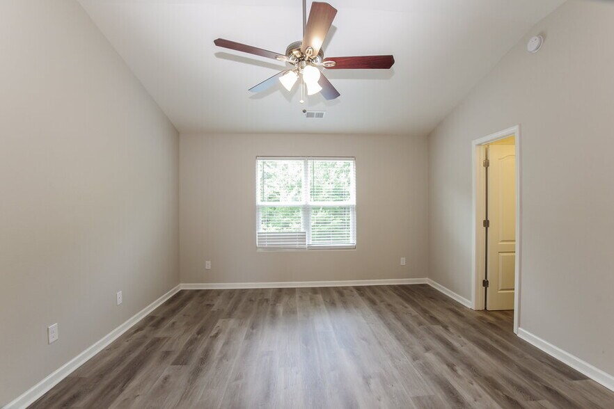 Building Photo - 2621 Meadow Crossing Dr