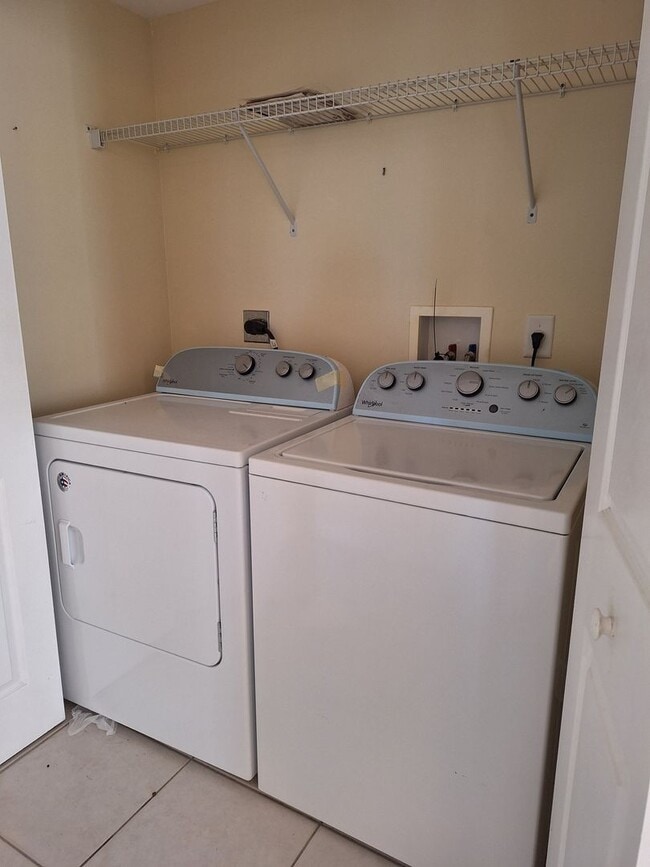 Building Photo - 3BR 3BA plus Garage- Bouchelle Island Condo!