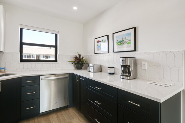 Building Photo - 755 Saturn St