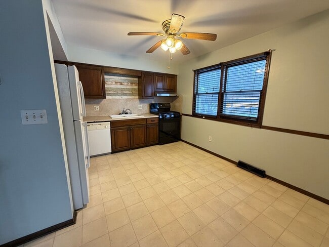 Building Photo - 3990-3992 Camelot Dr SE