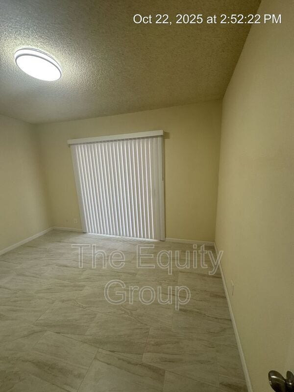 Building Photo - 1140 W Tulare Ave