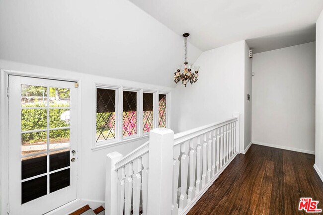 Building Photo - 2441 Glendower Ave