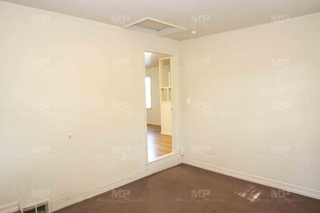 Building Photo - 609 W Prospect Rd