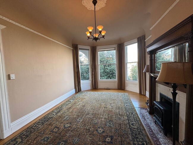 Building Photo - Elegant and Remodeled 3BR Victorian Flat n...