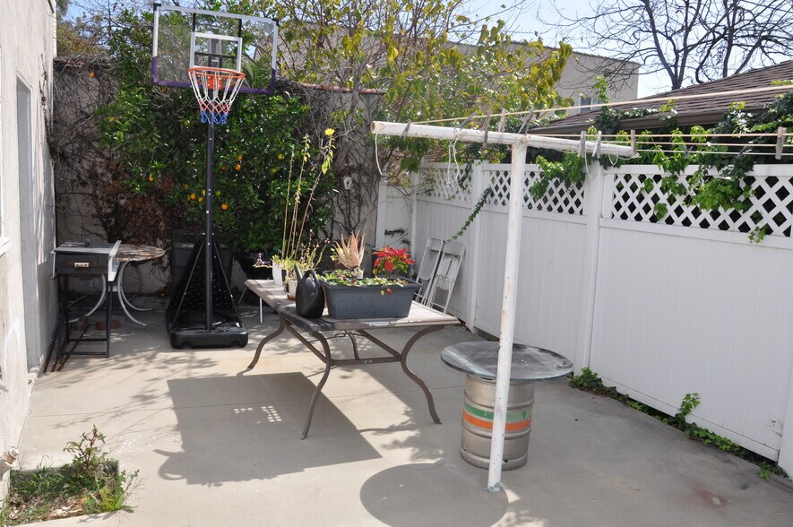 Building Photo - 518 Naranja Dr