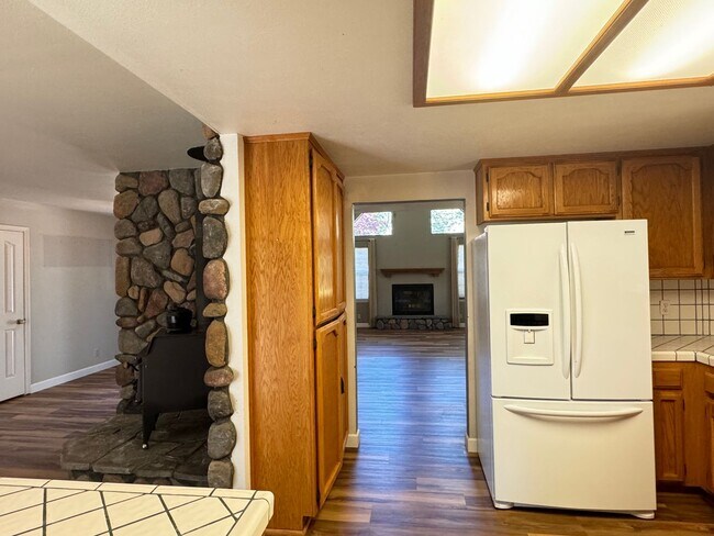 Building Photo - 3 Bedroom 2 Bath Home with Bonus Room larg...