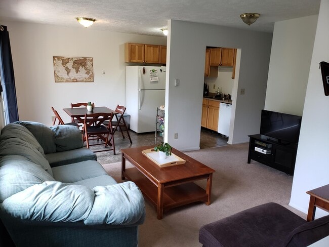 Upstairs Living Room - 622 N Hagadorn Rd