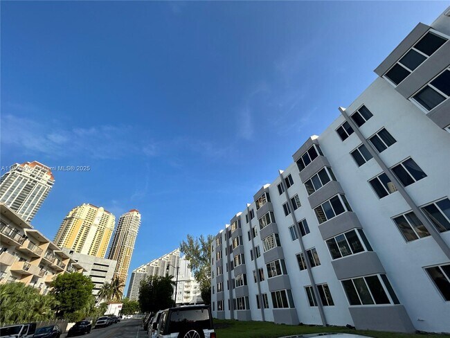Building Photo - 250 180th Dr
