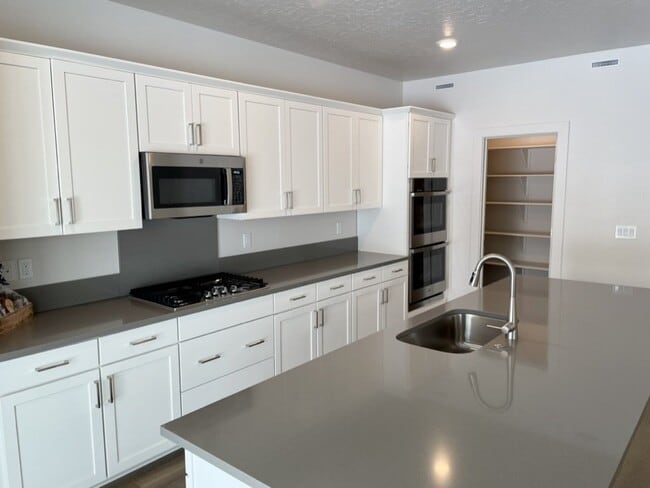 Building Photo - "Spacious 4-Bedroom Home on East Caldera Street with 2.5 Baths and 2,498 Sq Ft of Comfort in Meri...